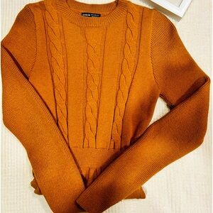 Bonito sweter color mostaza  en talla chica